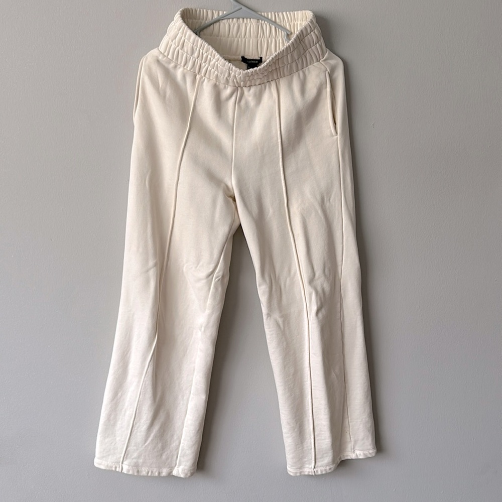 It’s a pant to wear in any season it’s a cream color